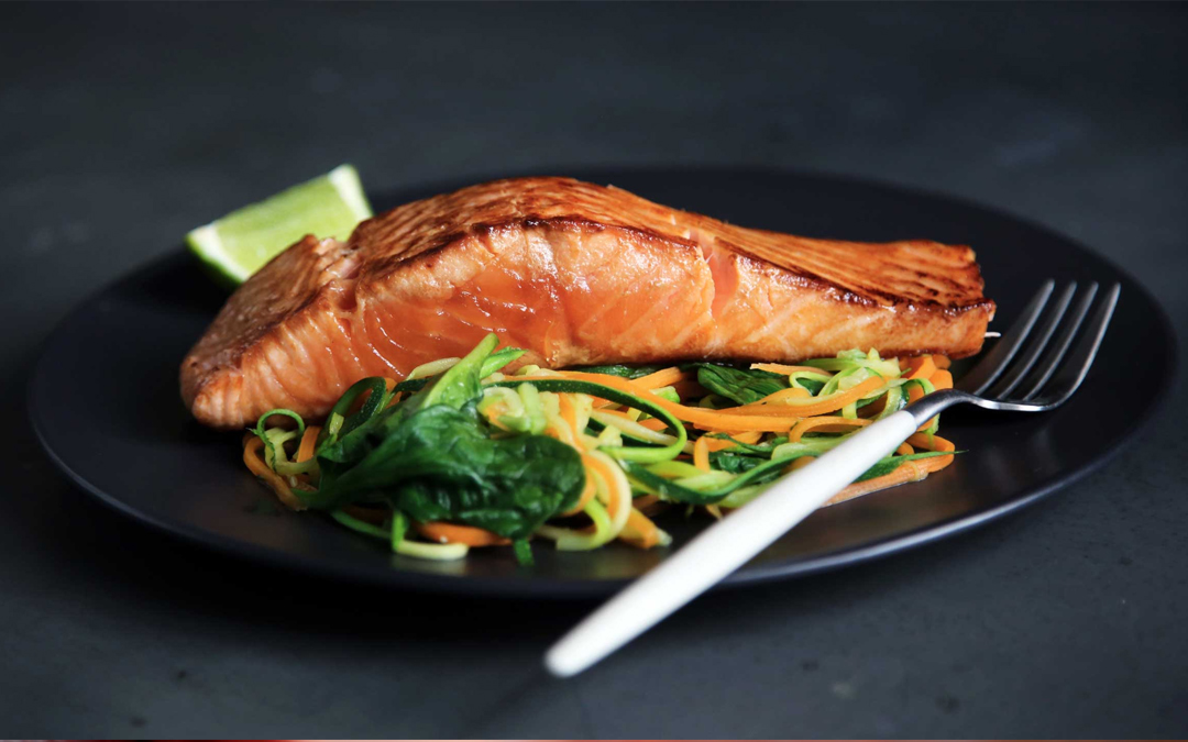 Receta | Salmón en freidora de aire con salsa de eneldo y limón